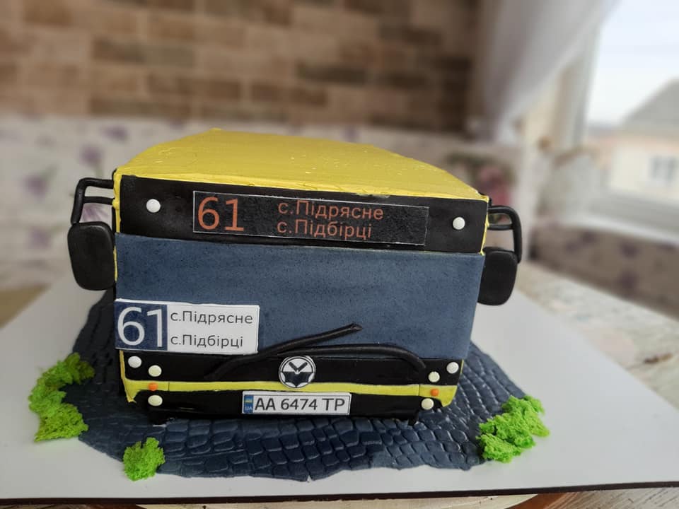 Львів'янка спекла торт у формі автобуса «Електрон». Фото: Оксана Дацюк