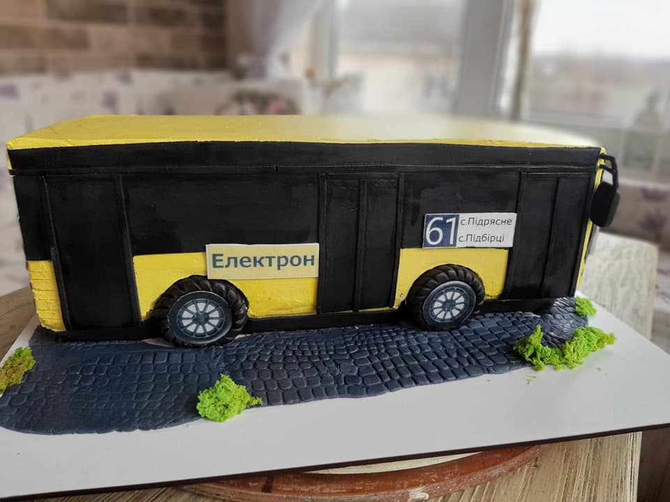 Львів'янка спекла торт у формі автобуса «Електрон». Фото: Оксана Дацюк