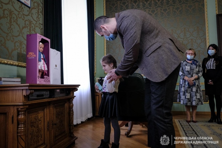 Дівчинку, яку вчора принизили в садочку, зі святом 8-го березня привітав Президент України (ФОТО)
