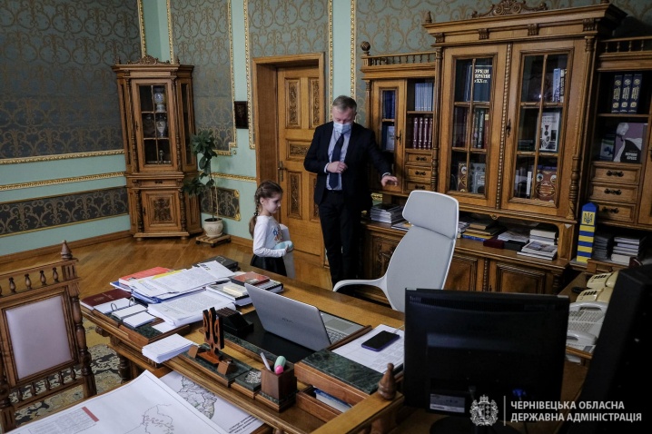 Дівчинку, яку вчора принизили в садочку, зі святом 8-го березня привітав Президент України (ФОТО)