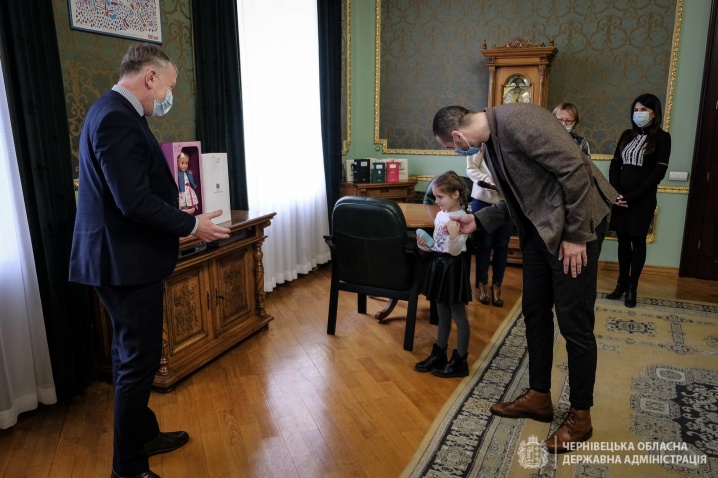 Дівчинку, яку вчора принизили в садочку, зі святом 8-го березня привітав Президент України (ФОТО)