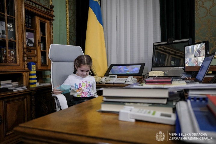 Дівчинку, яку вчора принизили в садочку, зі святом 8-го березня привітав Президент України (ФОТО)