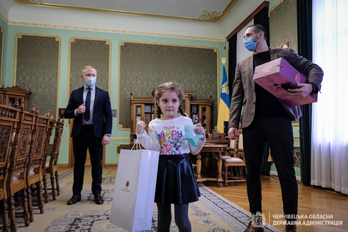 Дівчинку, яку вчора принизили в садочку, зі святом 8-го березня привітав Президент України (ФОТО)