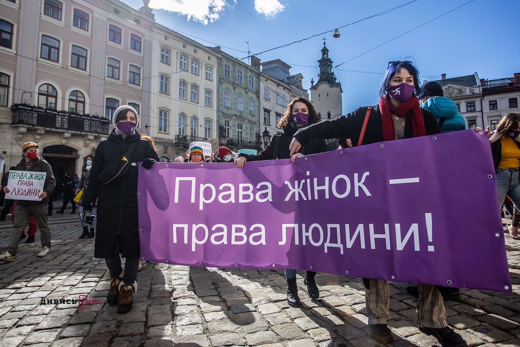 За рівні права: у Львові відбувся велелюдний жіночий марш (фоторепортаж)