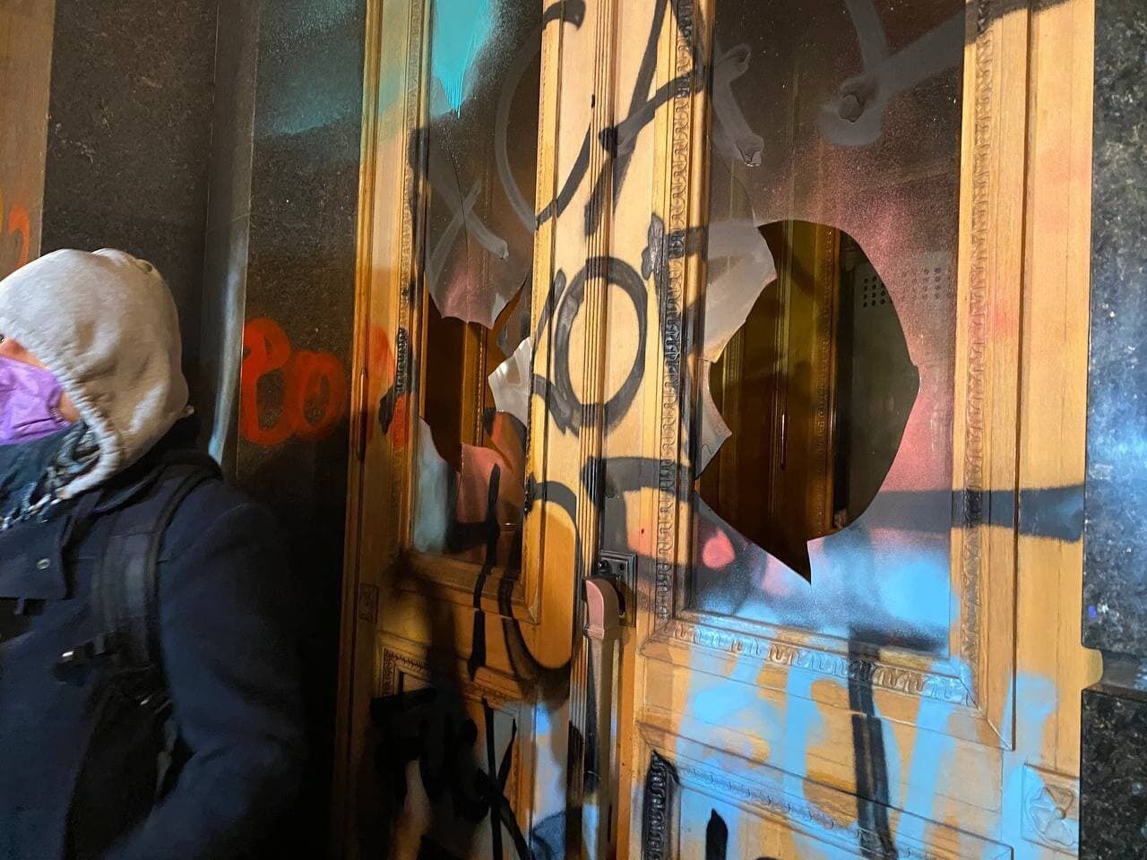 У будівлі побили шибки.