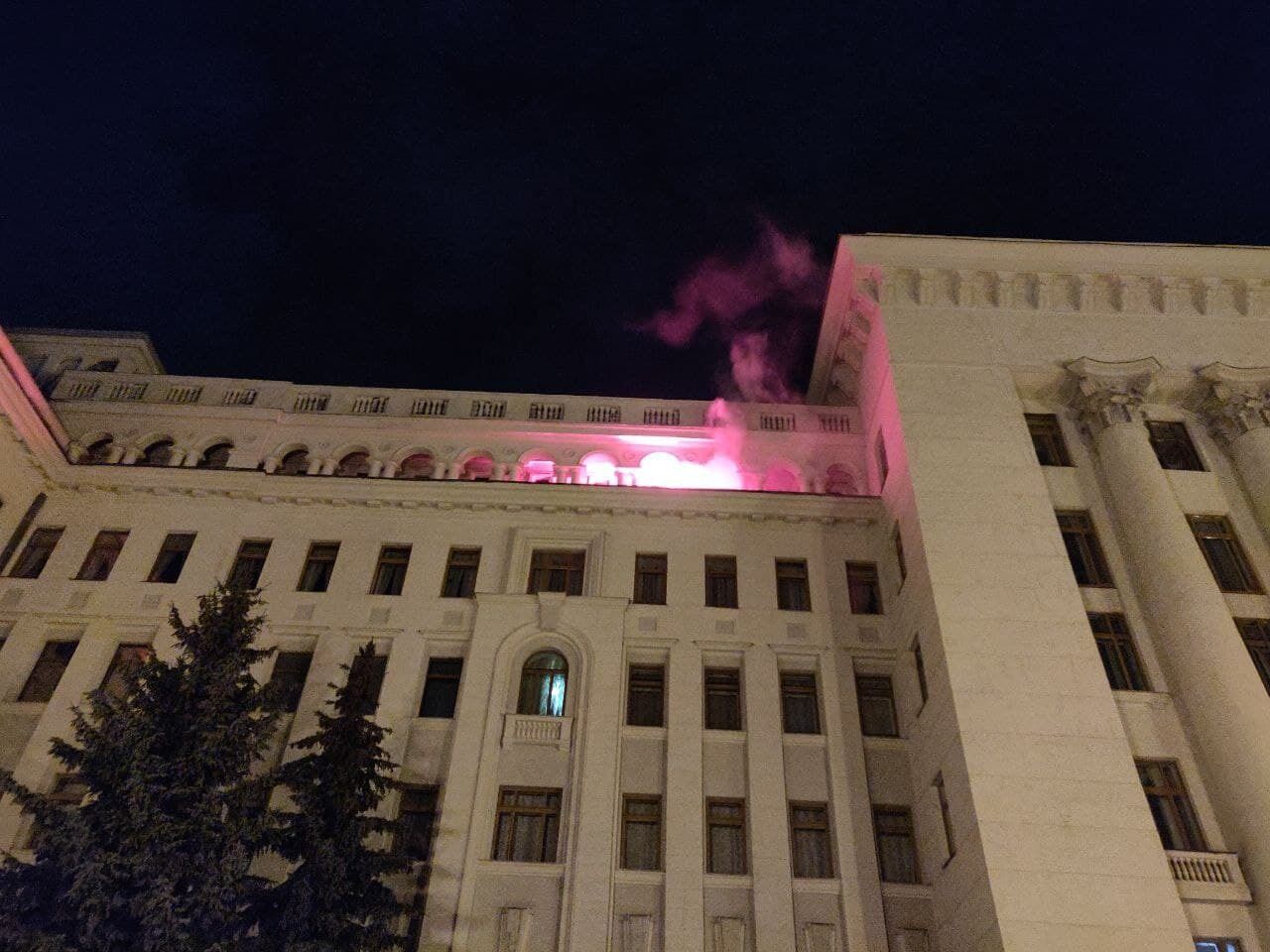 Фаєр закинули на будівлю ОП
