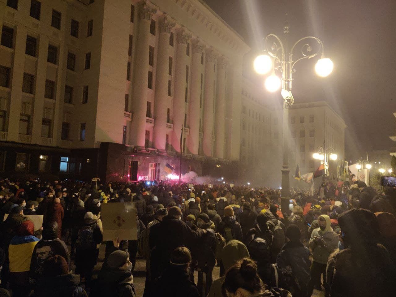Учасники протесту запалили фаєри