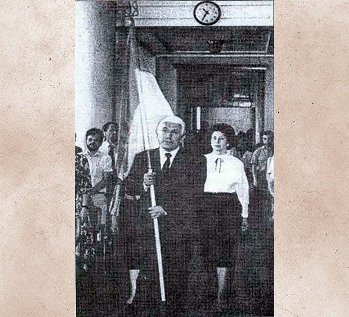 Внесення депутатами в сесійний зал Національного прапора, розміром (1,5х0,7) м., 3 квітня 1990 р. , який ніколи не майорів над Львовом. 