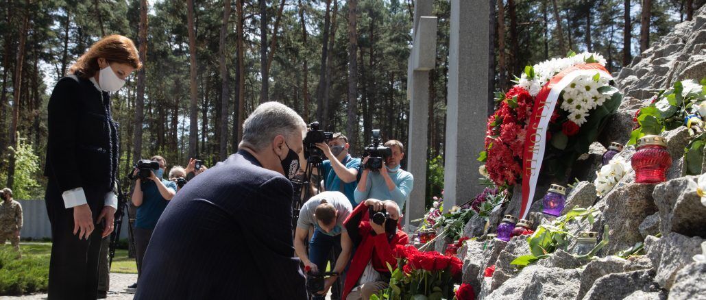 Порошенко: хто досі бачить "плюси СРСР", нехай приїде у Биківню