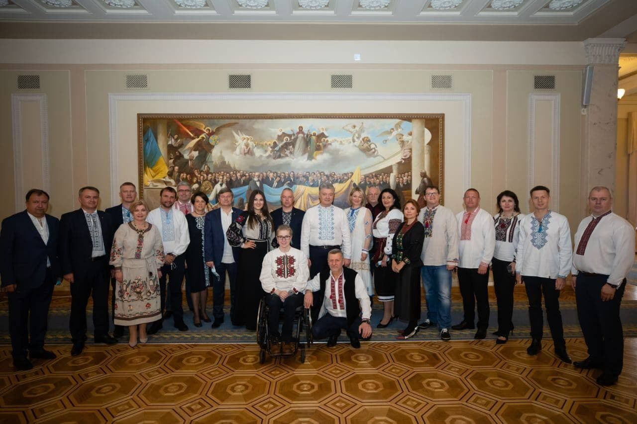 Нардепи "ЄС" у вишиванках