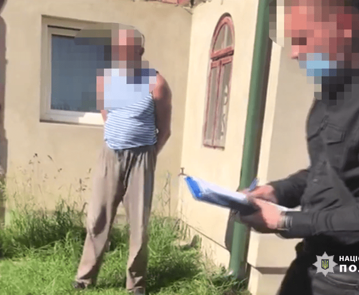 Священик торгував зброєю.