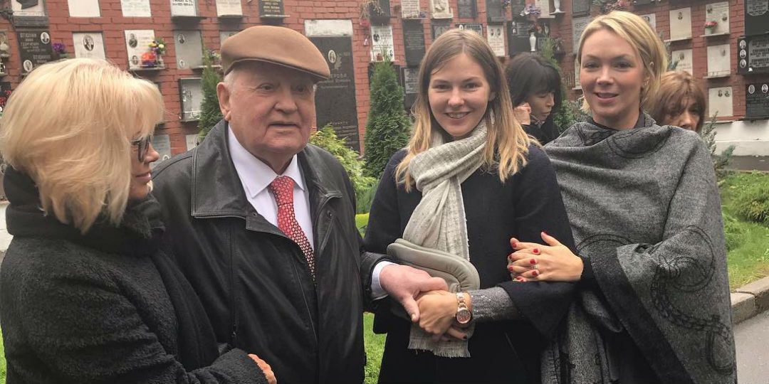 Михайло Горбачов з дочкою і онуками. Ксенія – крайня праворуч, поруч з нею молодша онука Анастасія