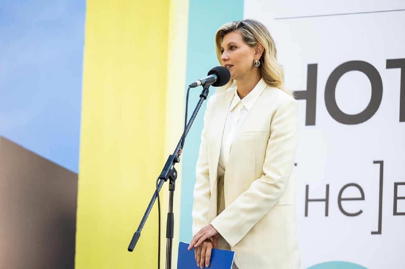 Увага на колір і крій: Олена Зеленська показала, як носити брючний костюм восени 2021