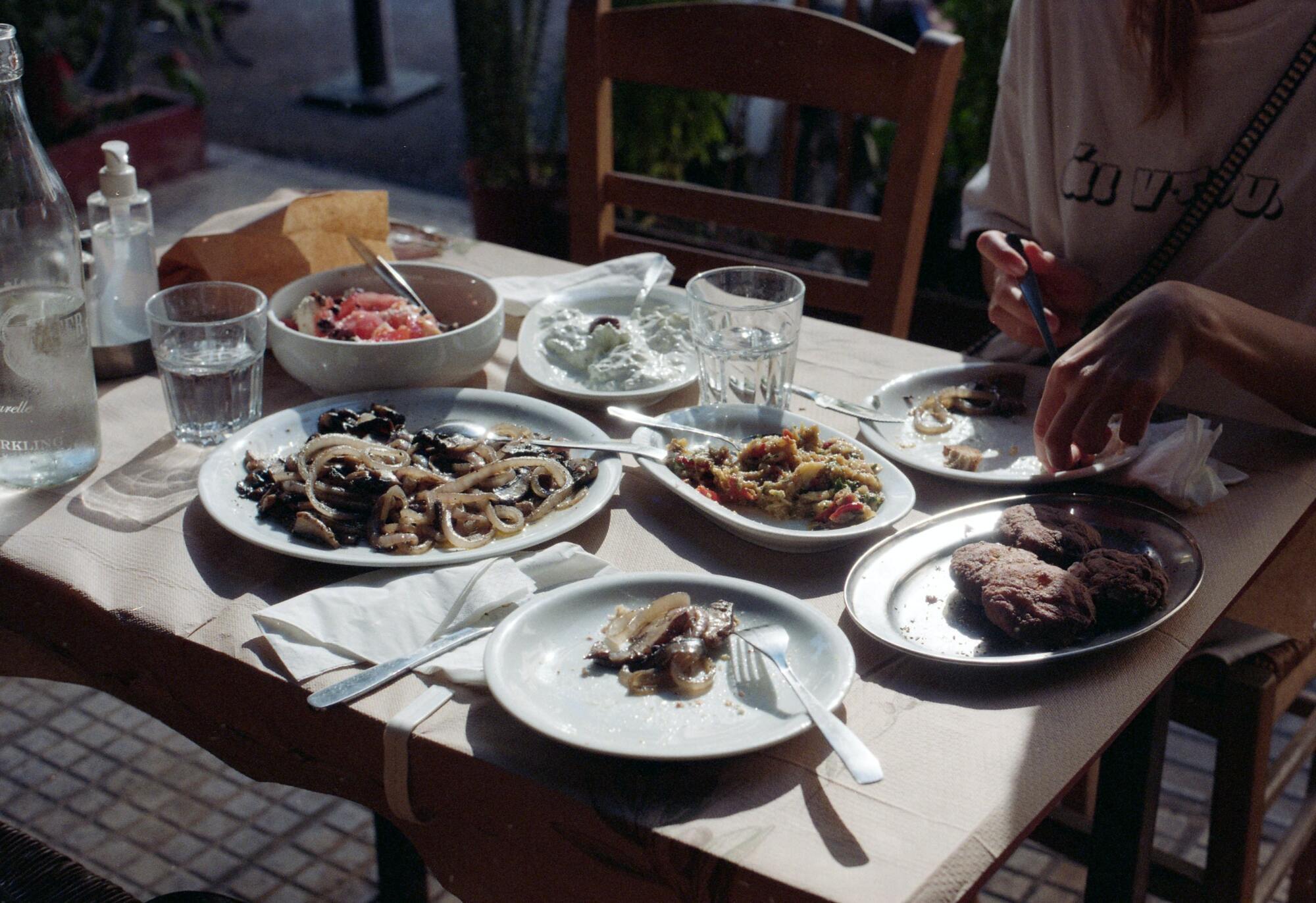 У Чорногорії можна харчуватися як і фастфудом, так і комплексними обідами за 5 євро з людини