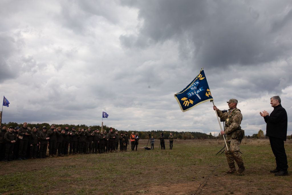 Ветеран війни на Донбасі вручив Порошенку іменну відзнаку. Фото