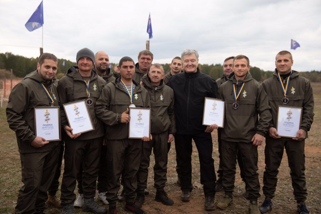 Ветеран війни на Донбасі вручив Порошенку іменну відзнаку. Фото