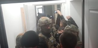 "Рєбята, ви сатаністи!": працівники СБУ прийшли з обшуками до антивакцинатора Остапа Стахіва, на них налетіли активісти (відео)