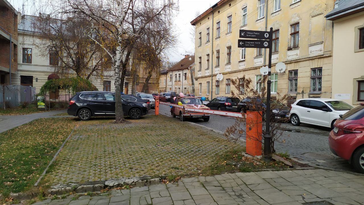 Львів’янин оббив свій автомобіль килимами