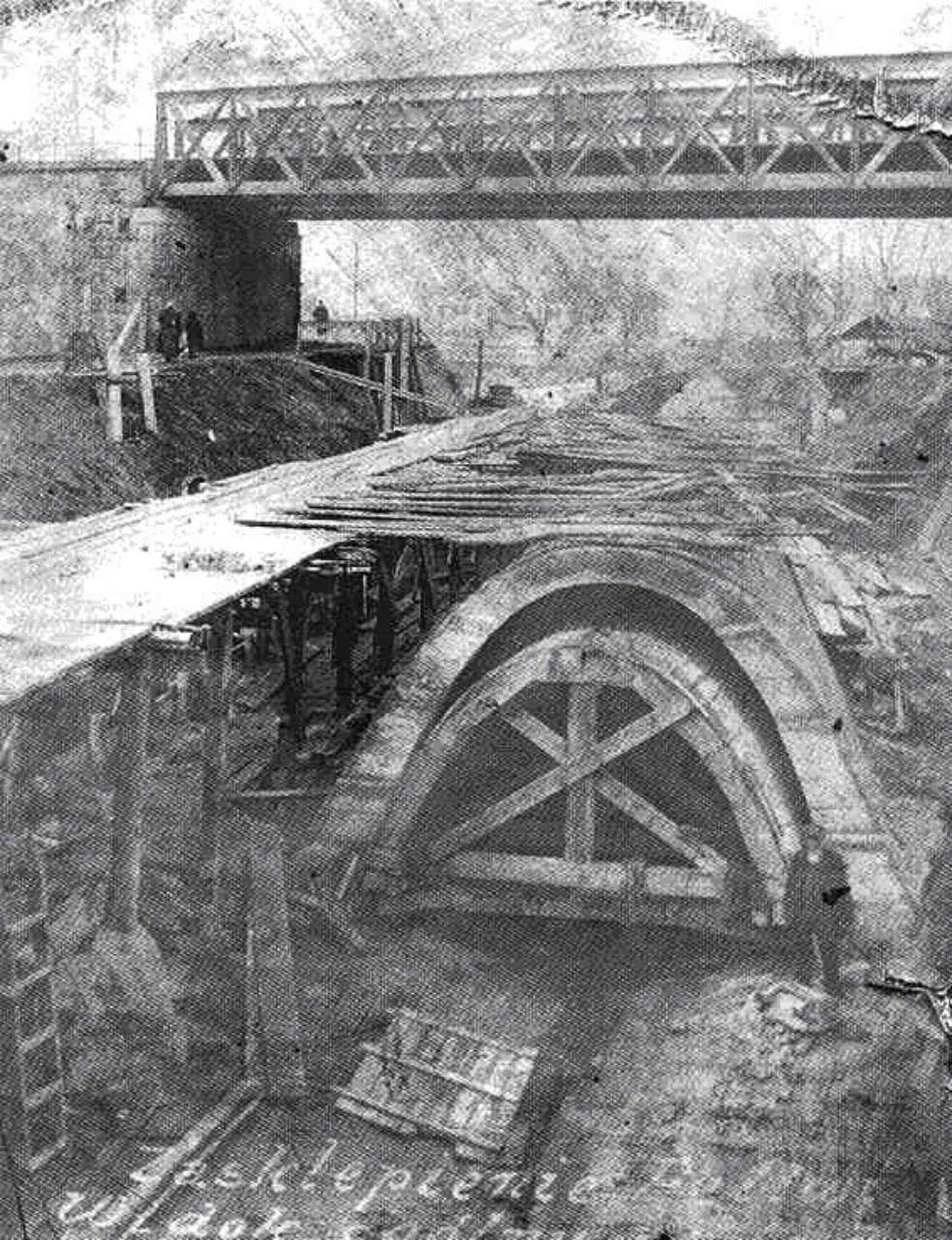 Прокладання колекторуу під мостом на нинішньому пр-ті Чорновола. Фото першої пол. 1920-х років