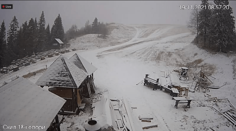 Сніг у Українських Карпатах.