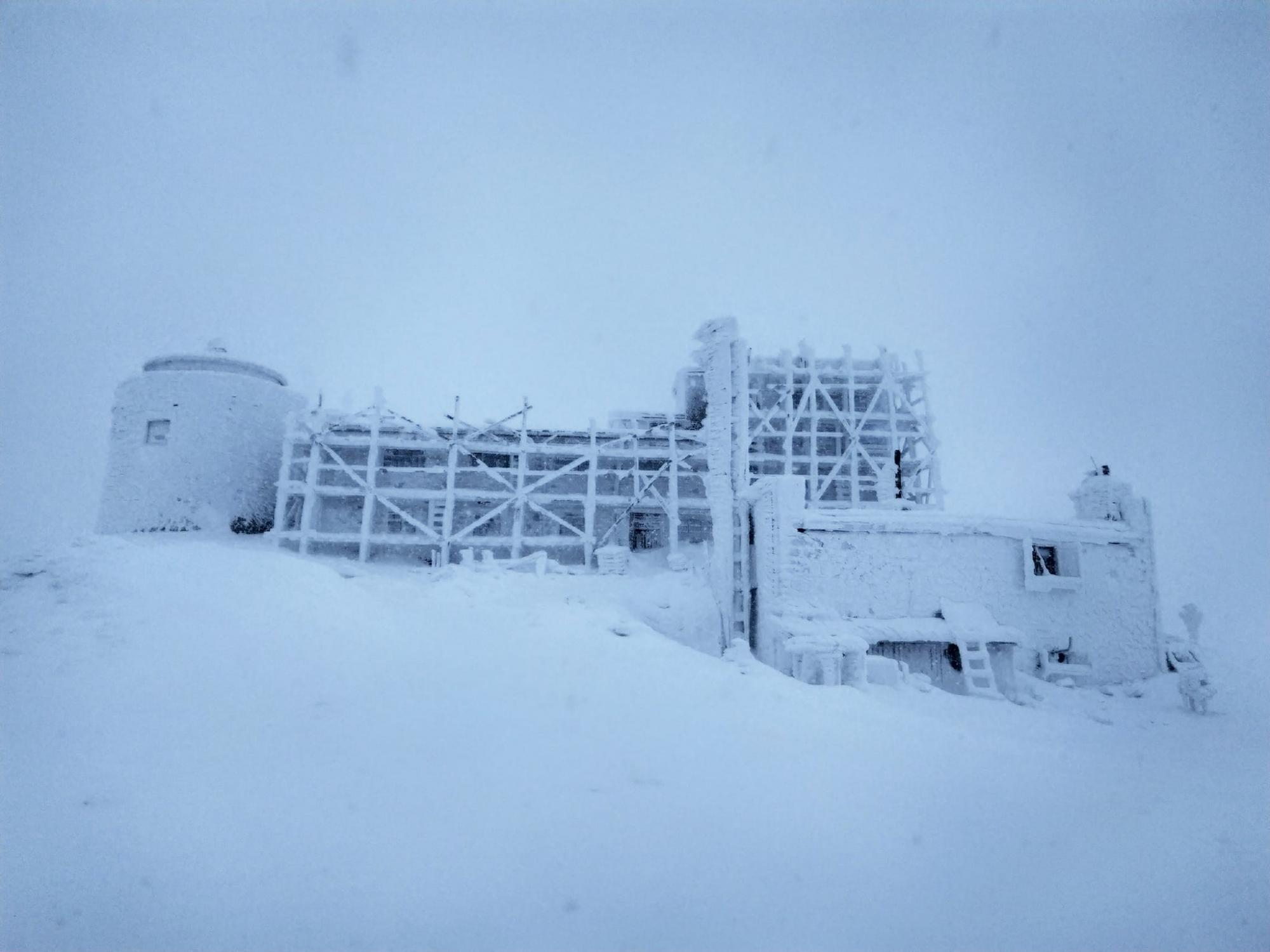 Карпатські курорти потопають у снігових заметах: неймовірні зимові фото та відео