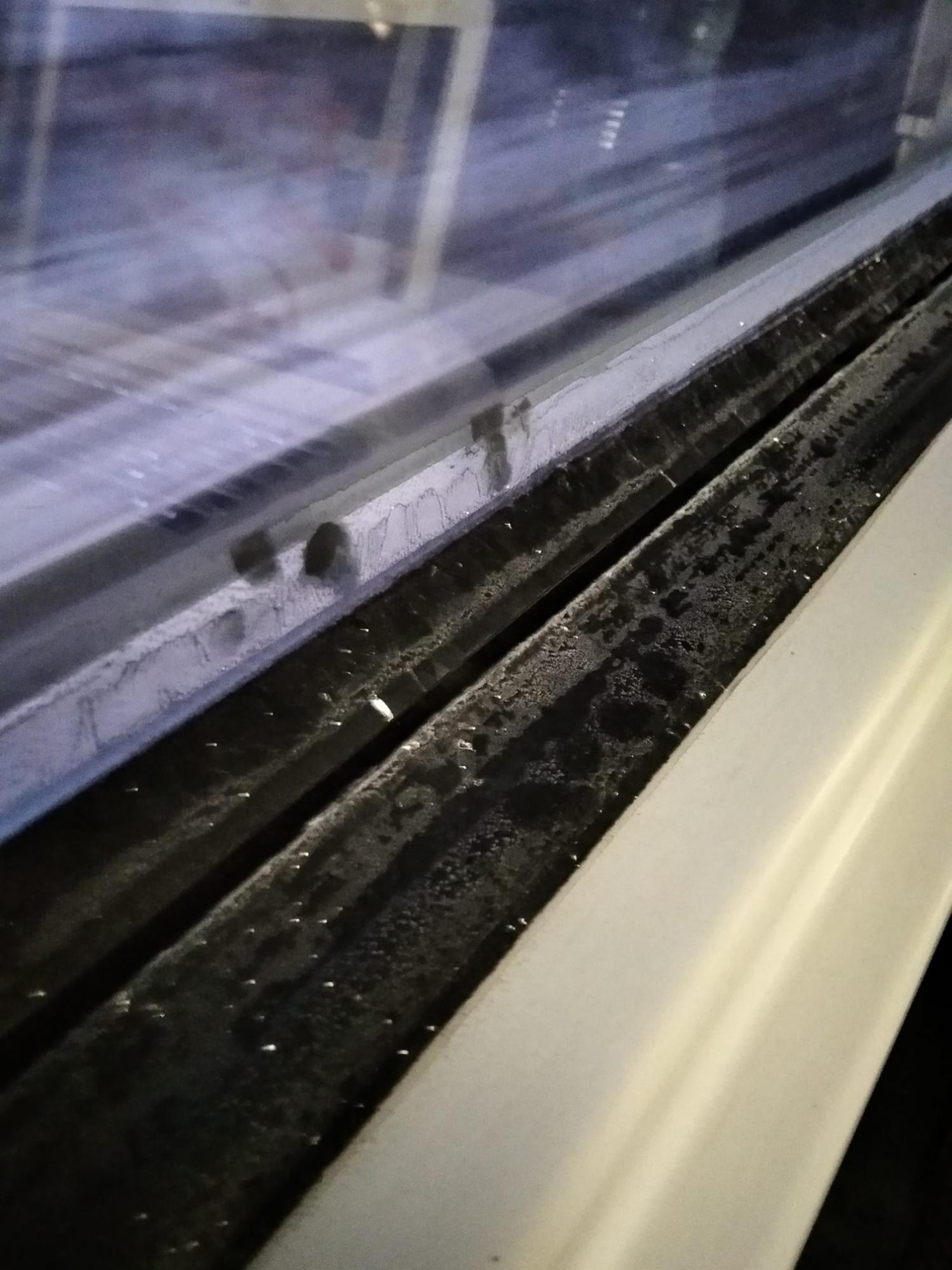 Іній на вікнах: Укрзалізниця потрапила в скандал через відсутність опалення у вагоні