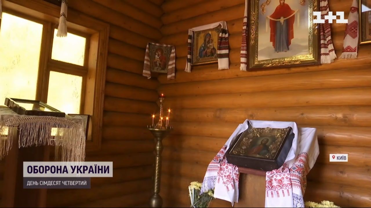 У напівзруйнованому будинку у Бородянці знайшли дивом вцілілу ікону / © скріншот з відео