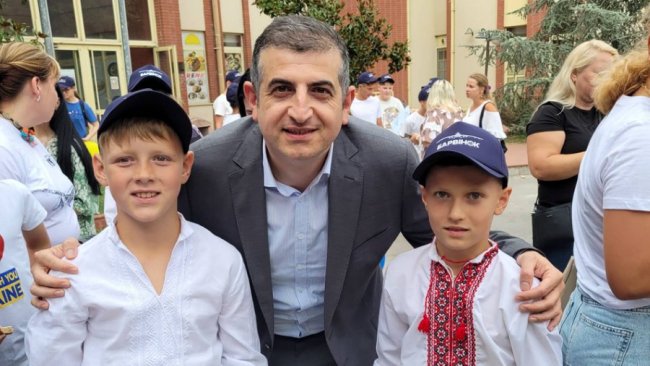 Виробник «Байрактарів» оплатив відпочинок у Туреччині луцьким школярам-продавцям черешні