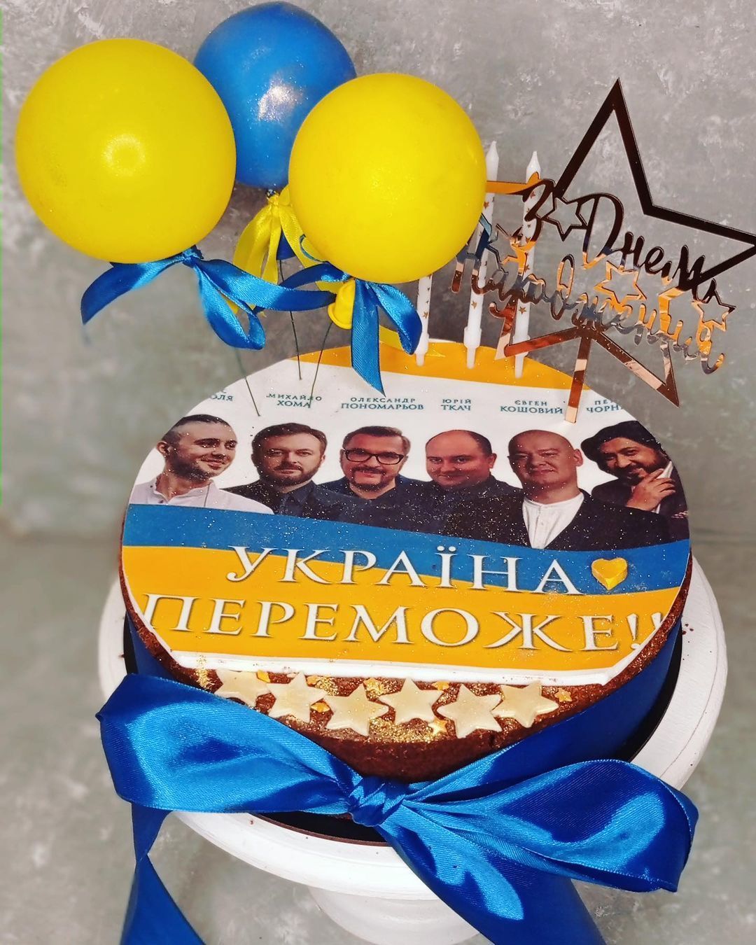 Олександра Пономарьова привітали друзі патріотичним тортом / © instagram.com/ponomaryovoleksandr
