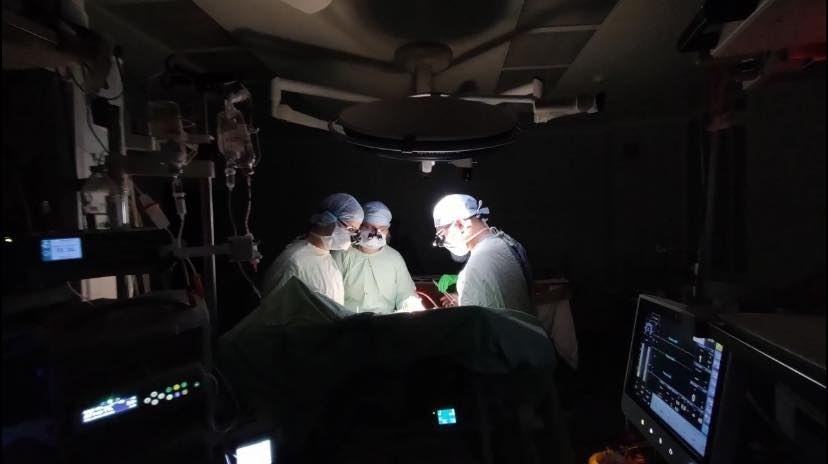 Світ повинен це бачити: у Львові хірурги без електроенергії провели операцію на серці
