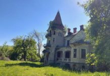 На Львівщині руйнується старовинний палац у прикордонному селі