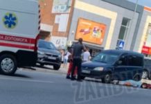 В центрі Пустомит 56-річний чоловік раптово помер за кермом свого автомобіля