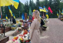 “Ой у лузі червона калина”: німецька виконавиця заспівала на могилі Ірини Цибух