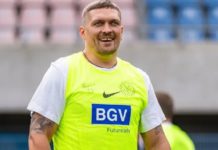 Олександр Усик заспівав “Червону руту” на футбольному матчі у Польщі: гаряче відео з боксером