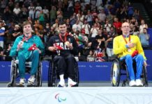 Український призер Паралімпіади показово відійшов від росіянина під час церемонії нагородження