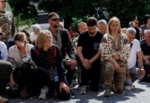 У соцмережах поширюють фейкове відео з поховання військового у Львові, де перехожих заставляють ставати на коліна