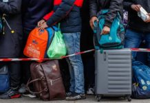 МЗС Польщі закликало припинити допомагати українським біженцям, щоб вони йшли воювати