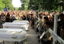 Важко стримати сльози: у Львові сотні людей попрощалися з мамою і трьома доньками, які загинули під час удару рф