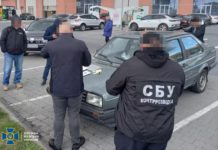 На Львівщині СБУ викрила керівника благодійного фонду, який за 15 000 доларів переправляв за кордон чоловіків