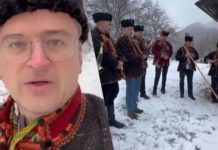 Одягнув гуцульське вбрання та колядував: Кулеба показав, як відсвяткував Різдво у Карпатах