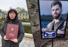 “Андрійку, ти це заслужив”: матір “Джуса” принесла на могилу його посмертний орден Героя України