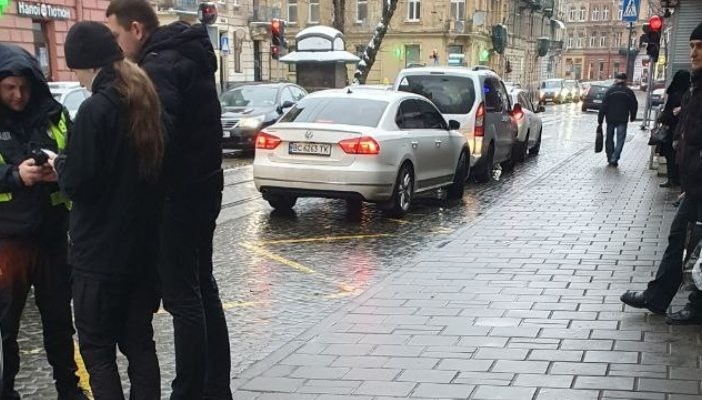 У Львові авто збило 18-річну дівчину, яка заходила в трамвай
