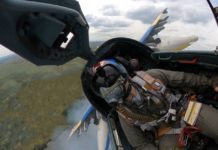 Український пілот маневрує у повітрі та відводить літак від удару російської ракети