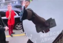 Підрізали машини, розкидали долари: у Києві молодь перекривала рух та слухала російську музику
