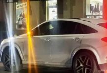 Вискочив перед маршруткою: у Вінниці Mercedes збив двох дівчат на пішохідному переході