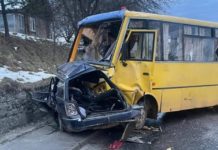 Унаслідок лобового зіткнення легковика з маршруткою на Львівщині загинули 4 людини