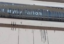 Двоє молодиків у балаклавах пошкодили таблицю з назвою вулиці Ірини Фаріон (відео)