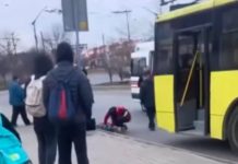 У Львові пасажирка потрапила під тролейбус: потерпіла померла в кареті швидкої