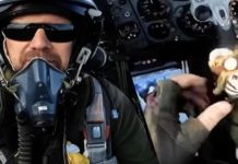 “Літаю за двох”: драматична історія українського пілота, який у вильоти бере фото загиблого сина
