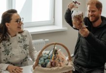 У Львові принцу Гаррі подарували великодній кошик із паскою з борошна з розмінованих полів і писанками від мами загиблої Ірини Цибух